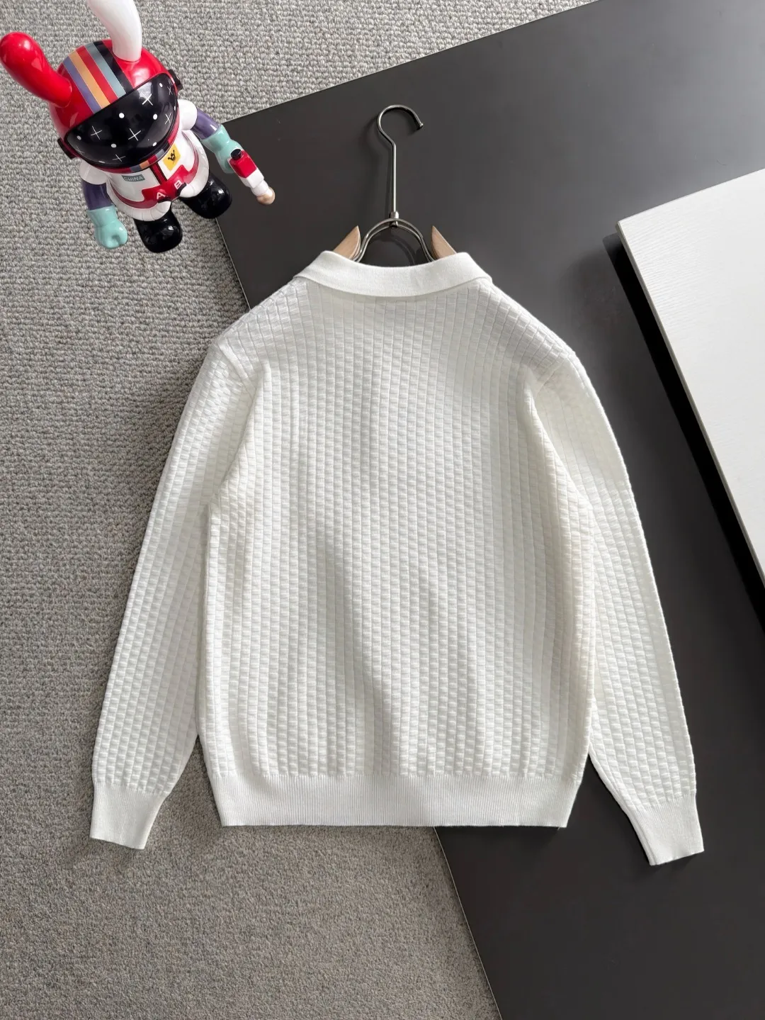 Next day shipping P195 Balenciaga high quality 2026 autumn and winter official website latest sweater, on sale at the same time at the counter Hot Sale! Specially made of wool blended fabric. It feels comfortable and can be directly in contact with the skin. The logo badge is exquisitely embroidered, which is extremely eye-catching! The details highlight the fashionable charm of big brands. Exquisite workmanship. Three-dimensional cutting style. The wearing effect is invincible and handsome! All three standards are complete! Sizes:M-3XL